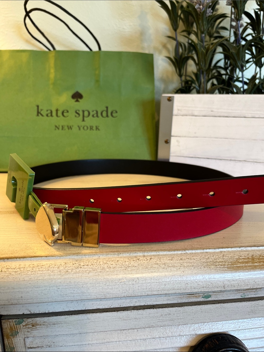 Kate Spade Twist Reversible Leather Belt Red & Black w/ Gold Tone Spade NWT  M - Picture 6 of 7